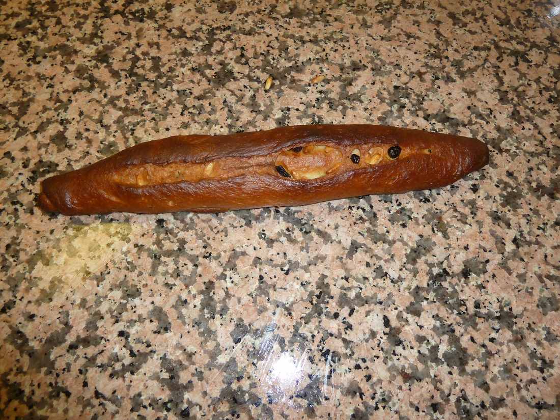 pan de aceite con pasas y piñones aunque un poco quemado pero el intento ha sido muy satisfactorio.