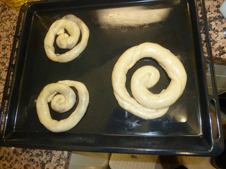 estas son tres de las cinco que me salieron.3 pequeñas 2 medianas en total.Algunas con crema de chocolate y algunas con mermelada casera de melocoton.