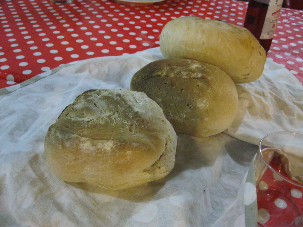 Los dos primeros están hechos con MM y el tercero con levadura fresca, de sabor mejor el tercero pero creo que fue porque a los de MM les faltó reposo, hay que seguir experimentando...