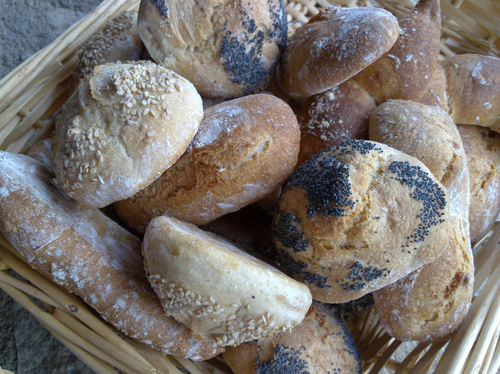 Panecillos variados con semillas de amapola y sésamo, y 20% de harina integral.