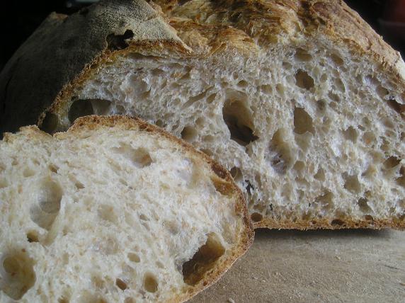 Pan de espelta (20%) y centeno (10%), de masa madre (trigo y centeno (40% de MM al 100% de hidratación). El pan al 70% de hidratación.