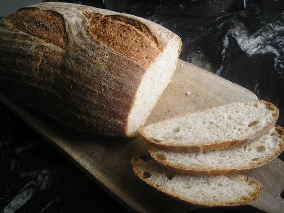 Pan de harina panadera recia (50%) y harina panadera (con un 10% de harina integral), al 70% con un 20% de MM y un 0,4% de levadura seca.