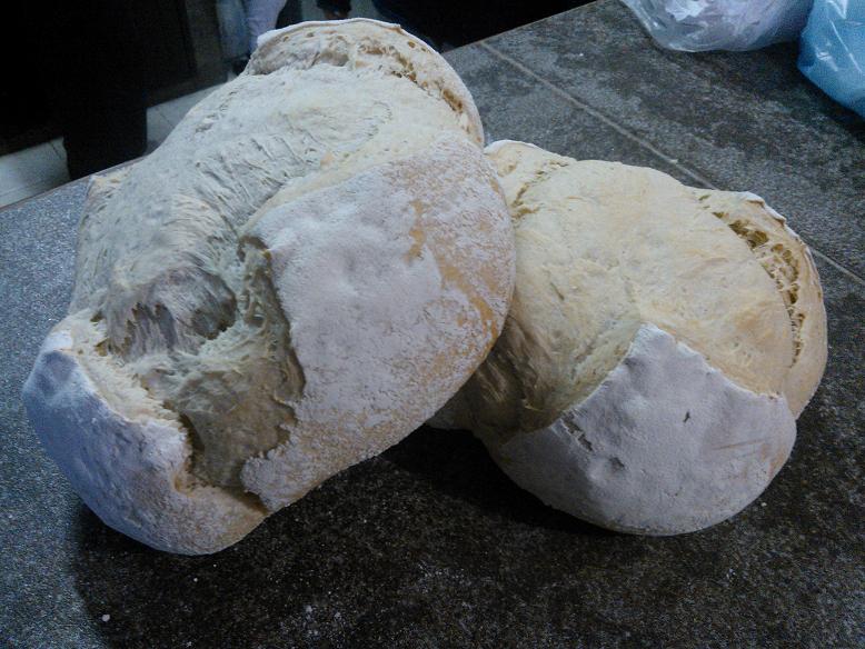 Pan de la izquierda hecho con mezclas de harinas, el de la derecha 100% harina de fuerza
