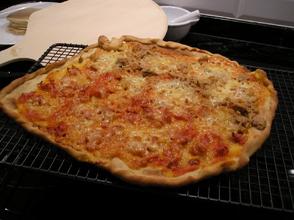 Pizza hecha directamente sobre piedra en el horno