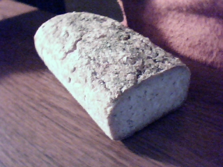 Pan de arroz y mandioca.<br />Le falta un trozo, alguien le ha hincado el diente