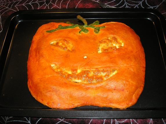 Empanada Halloween despues de hornear.JPG