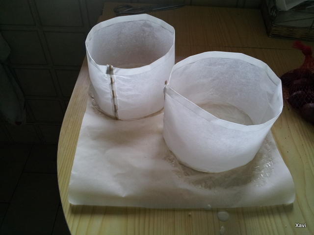 Pegados con engrudo (por dentro de la base lleva un circulo de papel encima de los flecos)